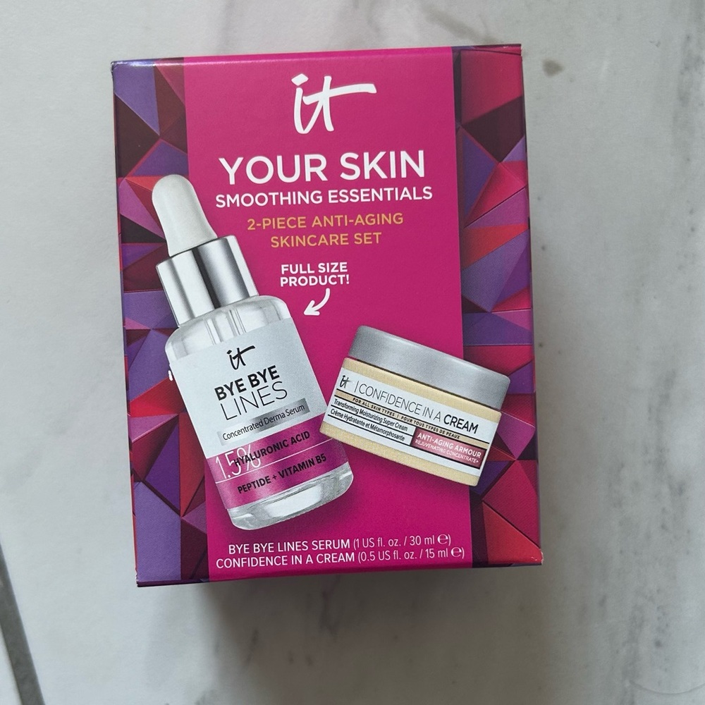 It YOUR SKIN SMOOTHING ESSENTIALS SKINCARE GIFT SET
1 FULL SIZE PRO. 1 TRAVEL Sz